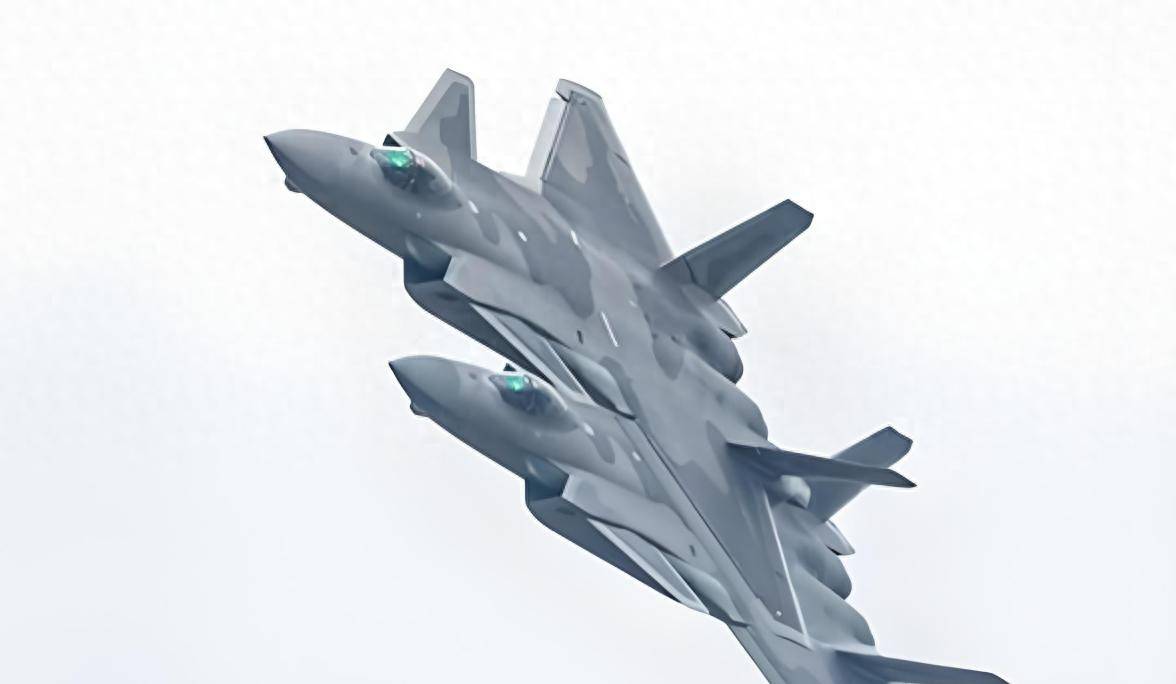 西方震惊！中国空军崛起！飞行员付出巨大：年训超200小时，是美国军队近两倍