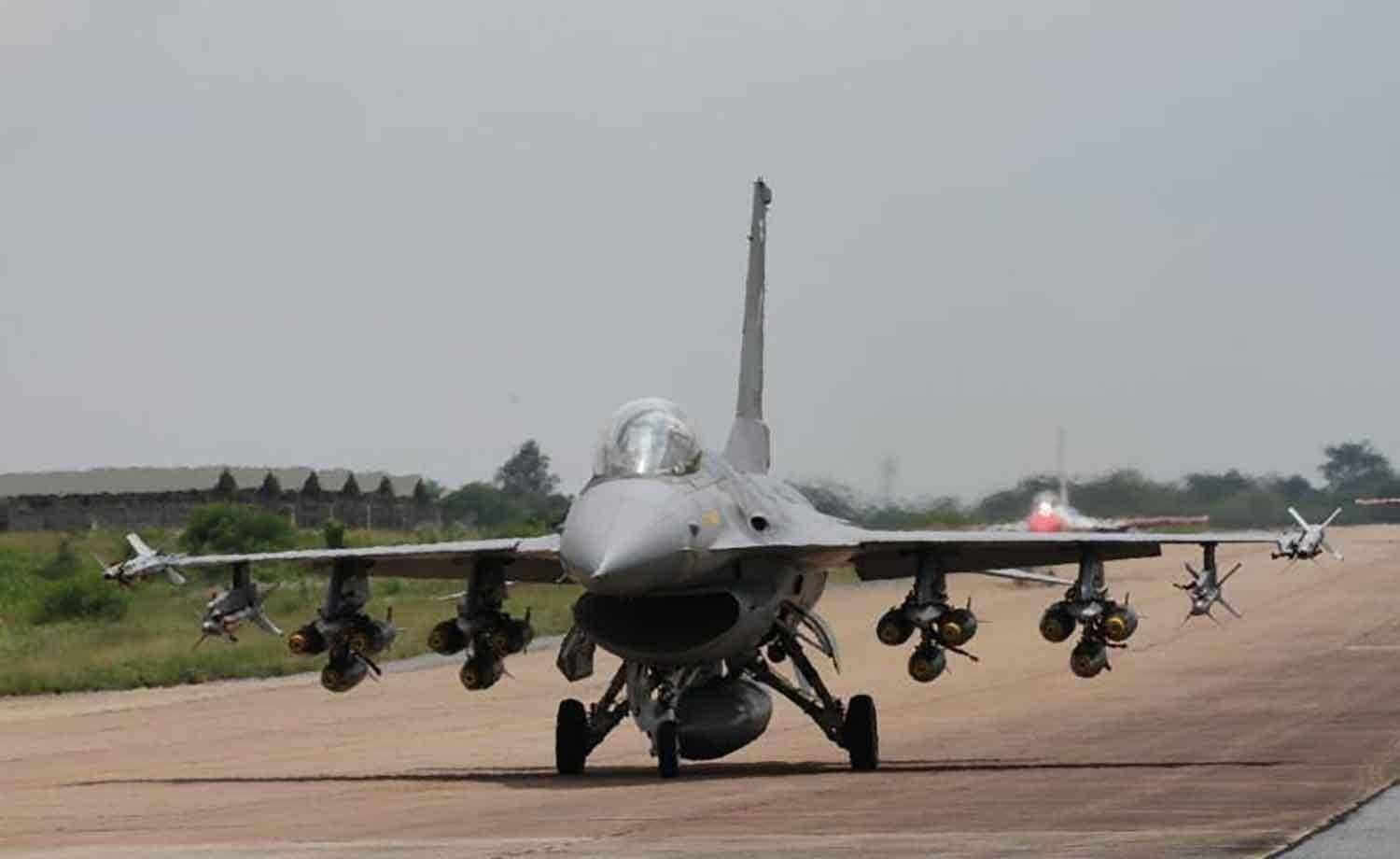 红旗-12瞄准F-16后，泰国鹰狮战机出击，中方明确没给柬埔寨武器
