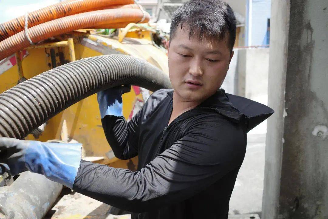 白天开粪车，晚上开奔驰！95后“掏二代”的一句话，让网友破防了