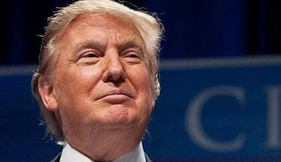 特朗普犯下大错，坑了自己人！美国人没意识到的，黄仁勋全看透了