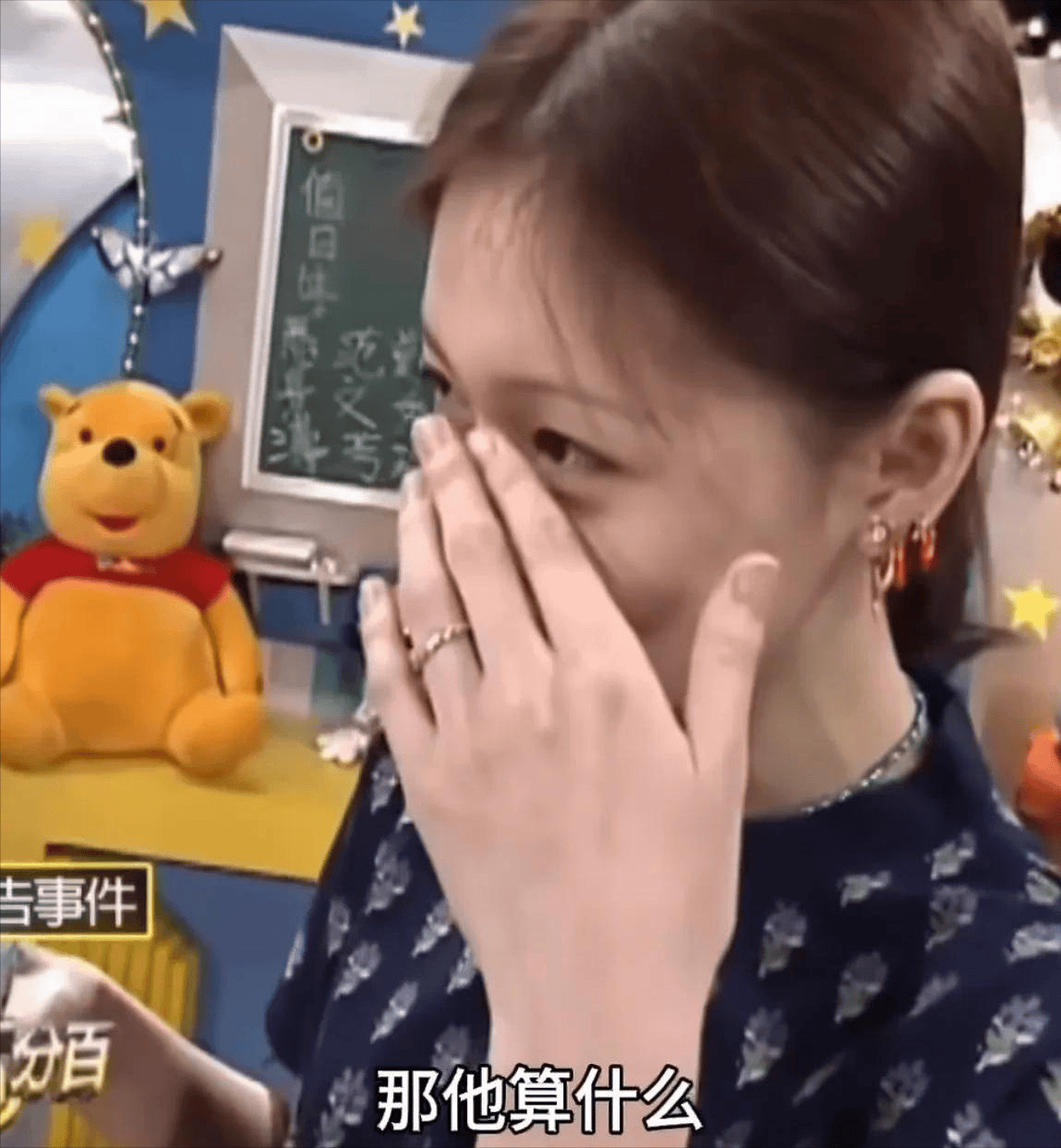 大S墓碑曝光！具俊晔用韩文署名刻字永远怀念，周边摆满照片和花