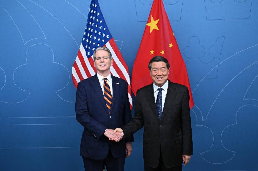 中美代表在瑞典长谈5小时，握手之时，双方面部神情对比鲜明