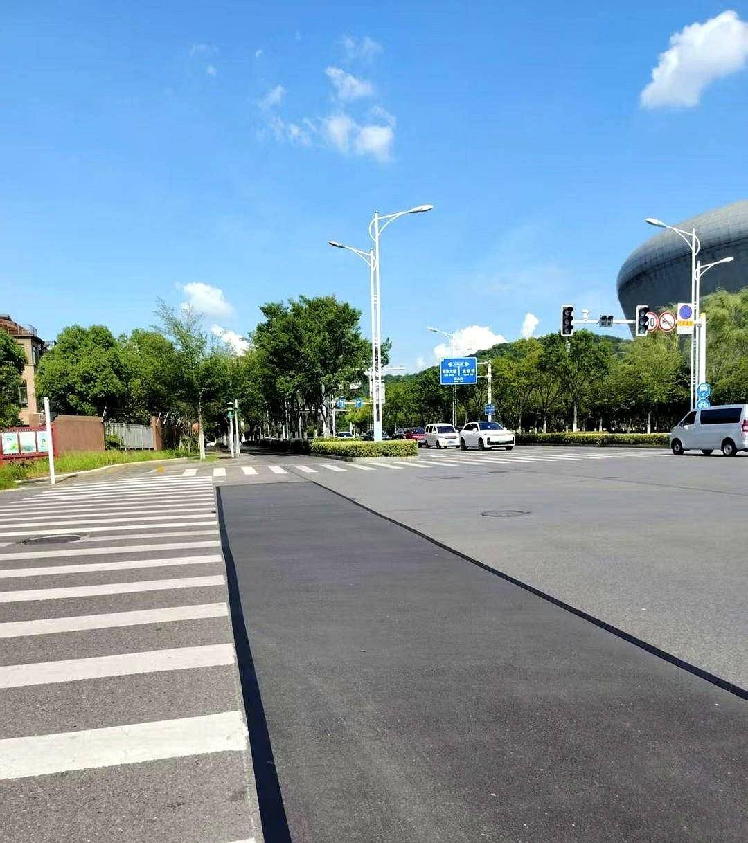 叫扬叔 - 全网最会整活的苏超球迷  足球圈热梗收割机客流量翻三倍！苏超联赛带火镇江市政精细养护成城市管理标杆