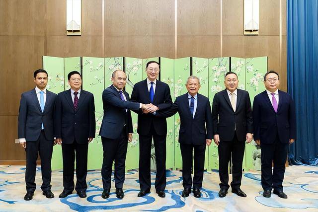 收到泰国紧急通报，中方当天召开重要会议，军队同时进驻柬埔寨