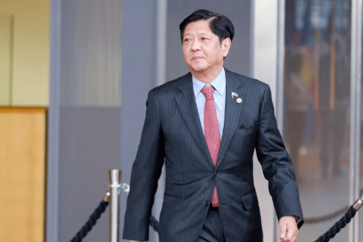 菲律宾人直接掏出枪，中方在南海勇斗侵权船只，中方海警队队员高喊：谁怕死谁就输
