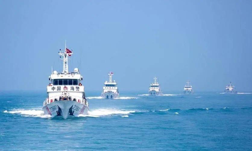 解放军刚出动，印度军舰便撤离南海，另一边中方在钓鱼岛，又驱离日本渔船，对外释放信号强烈