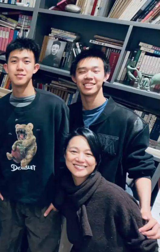 姜文参加女儿婚礼，前妻现身，31岁姜一郎容貌巨变，新郎身份成谜