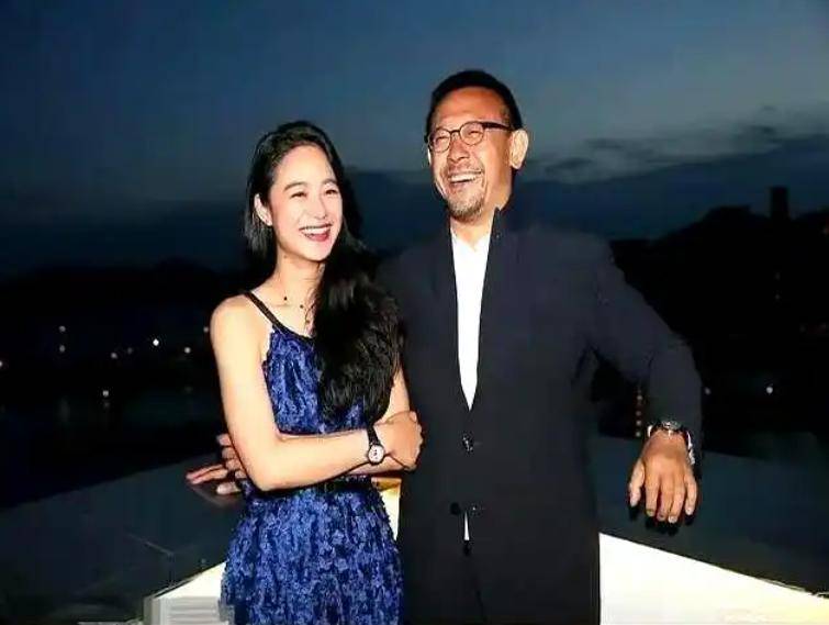 姜文31岁女儿结婚，姜一郎小腹凸起疑怀孕，外国女婿身份曝光
