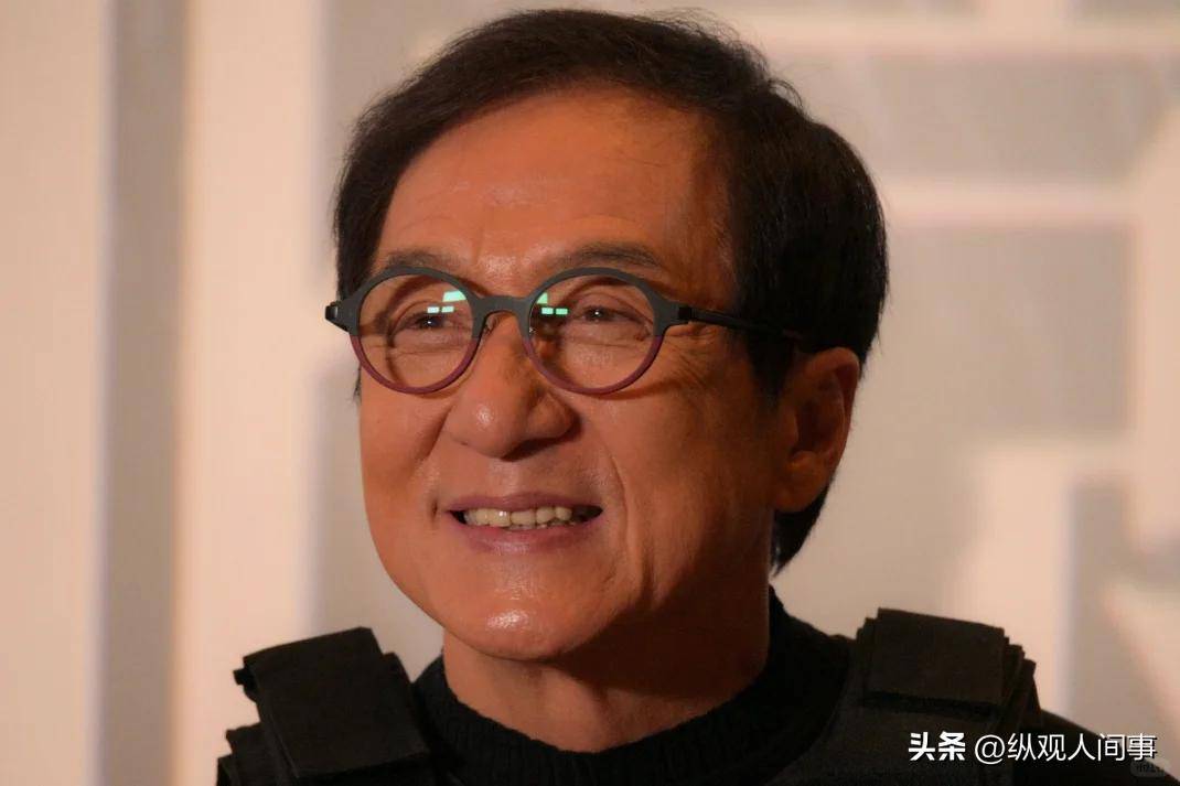 然抱住的事似乎已经释怀了，毕竟现在她还能大方地在成龙面前大赞新片。