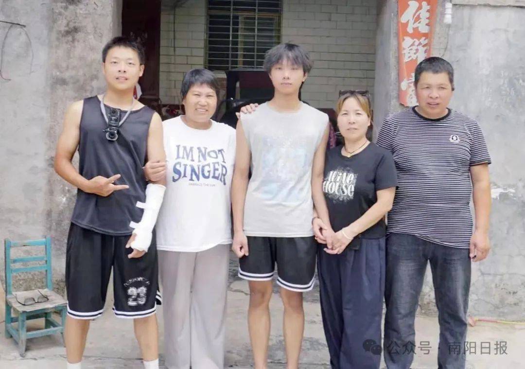 西安学子骑行摔伤，“南阳妈妈”十里送医