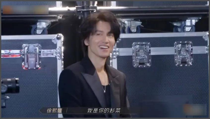 大S雕像迟迟没落成，言承旭只能到墓园祭拜，当场落泪吃饭都在哭