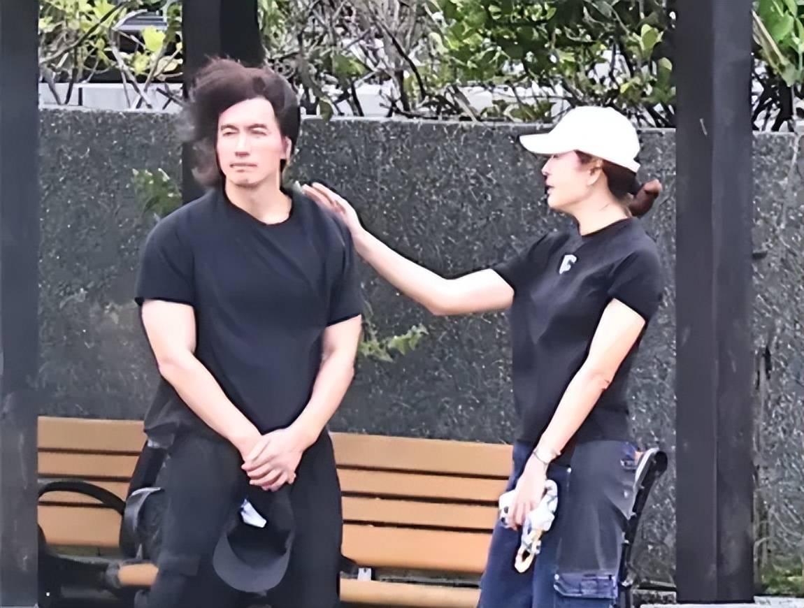 大S雕像迟迟没落成，言承旭只能到墓园祭拜，当场落泪吃饭都在哭