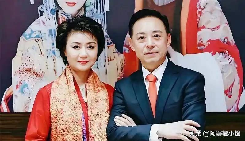 至今未婚未育，身边却有男人陪了近27年！59岁的她才是真人间清醒