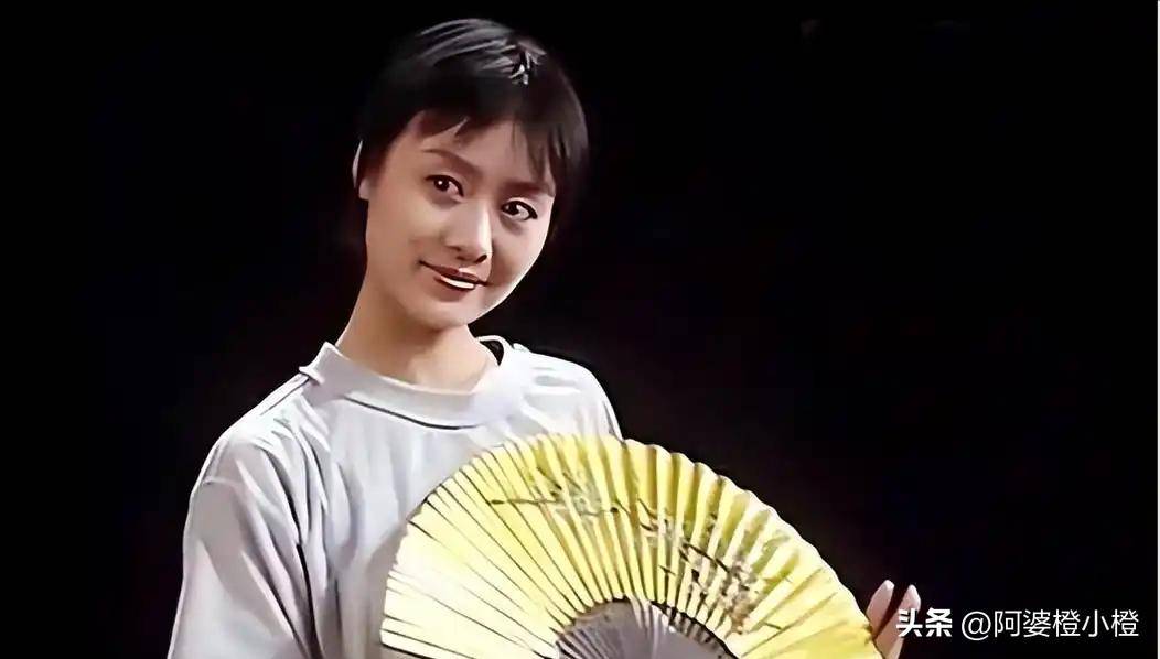 至今未婚未育，身边却有男人陪了近27年！59岁的她才是真人间清醒