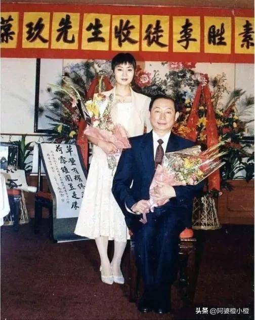 至今未婚未育，身边却有男人陪了近27年！59岁的她才是真人间清醒