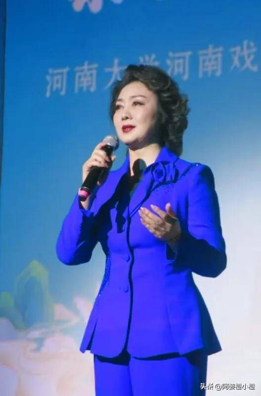 至今未婚未育，身边却有男人陪了近27年！59岁的她才是真人间清醒