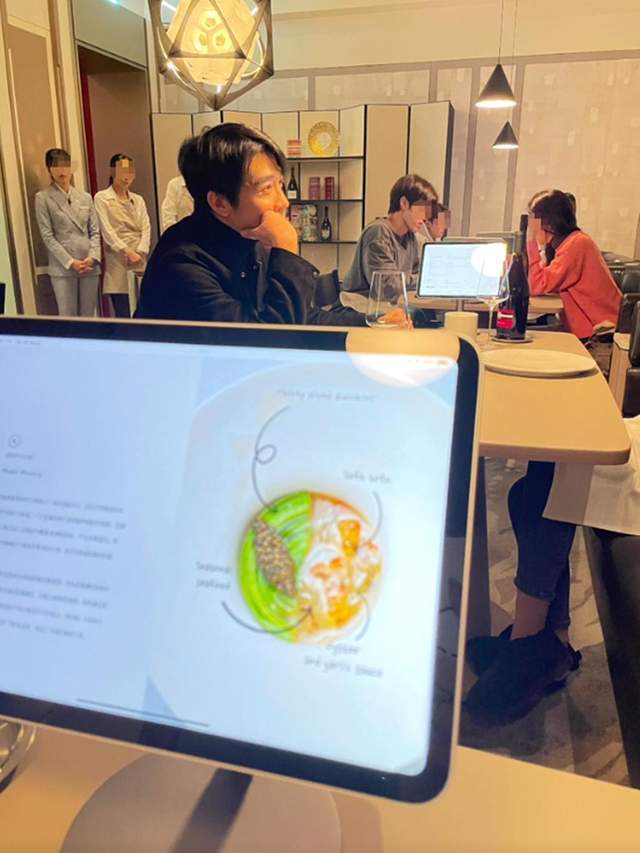 王晓晨和俞灏明国外度假，整个人变化好大，脸肿的像孕妇的状态