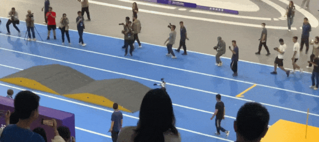 机器人也会「摸鱼」了？宇树G1赛后葛优瘫刷美女视频，网友：比人还懂享受生活