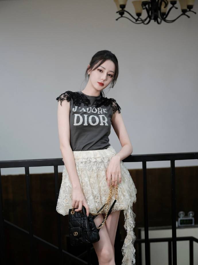 秦岚性感金色长裙尽显迷人姿态，热巴一裙封神！