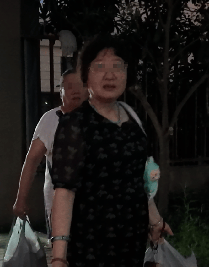 均价不到5元，40元拎回两大袋！上海阿姨爷叔凌晨赶来抢，生怕买不到热门款