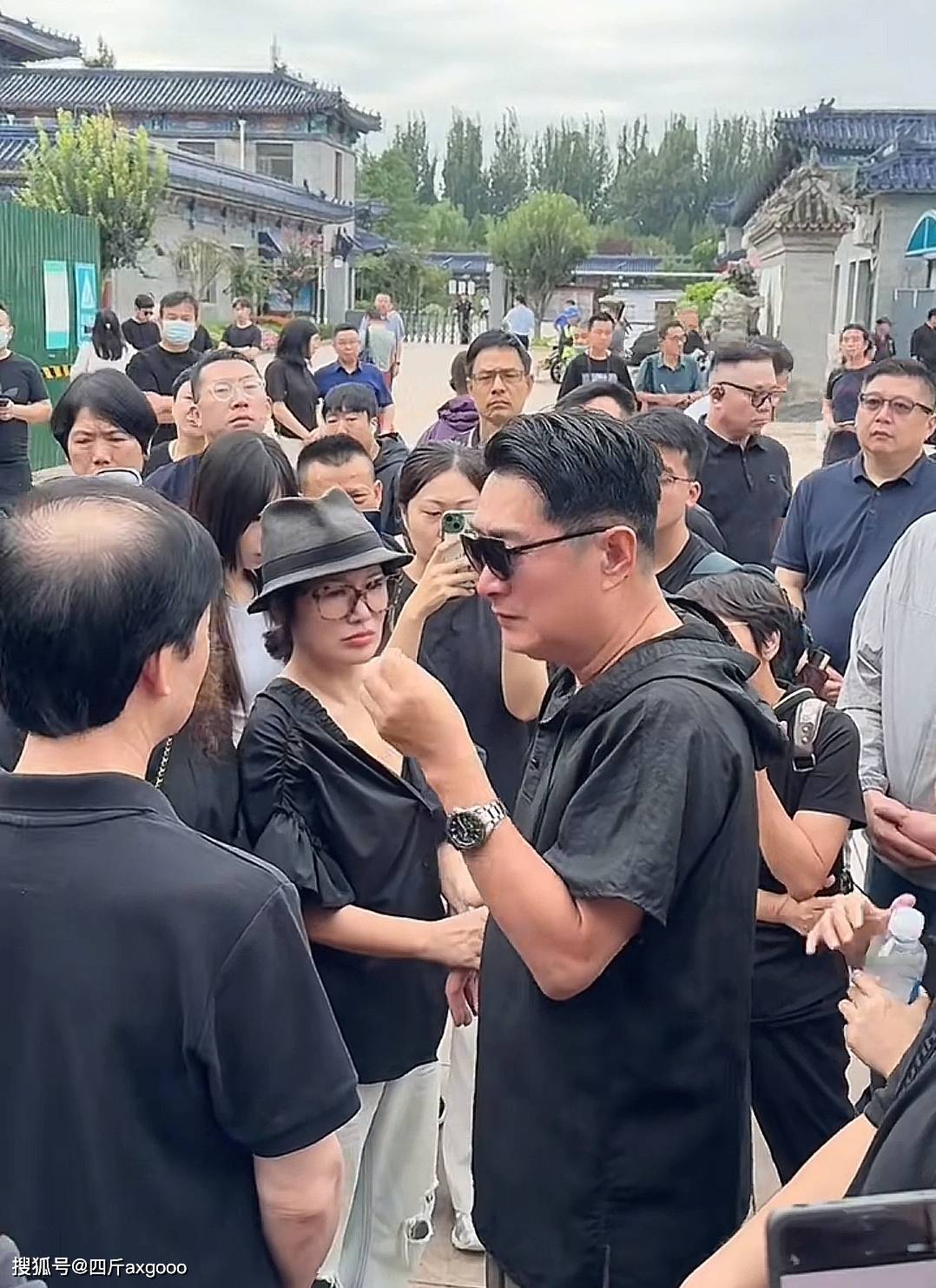 千百惠遗体告别仪式现场，老友黄安痛哭，遗憾没能落叶归根回台湾