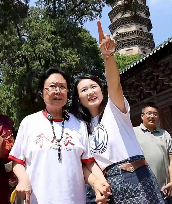 75岁斯琴高娃近照曝光，拄着拐杖消瘦很多，三婚丈夫已去世3年