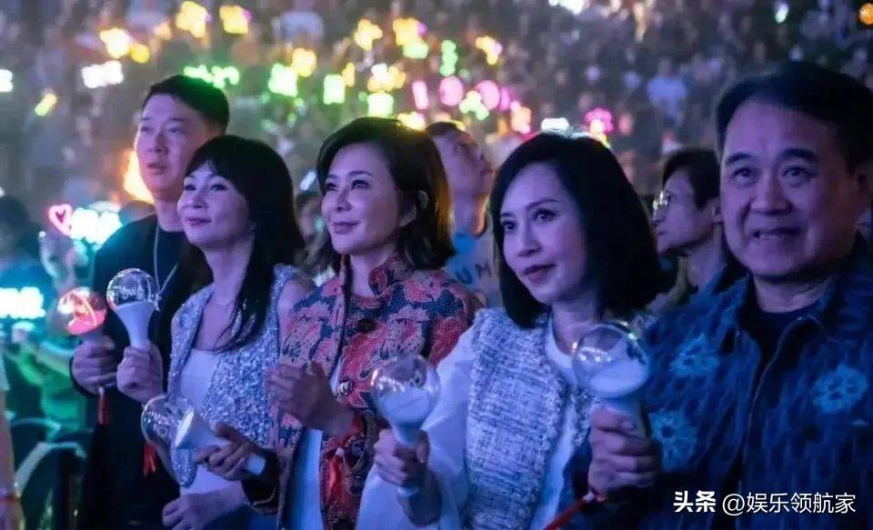 刘德华演唱会众星云集！关之琳亮相，却被李嘉欣帽子造型抢镜？