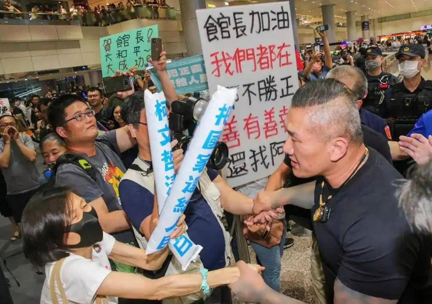馆长受邀参加93阅兵？国台办作出重要表态，绿媒气急败坏，民进党急忙阻挠