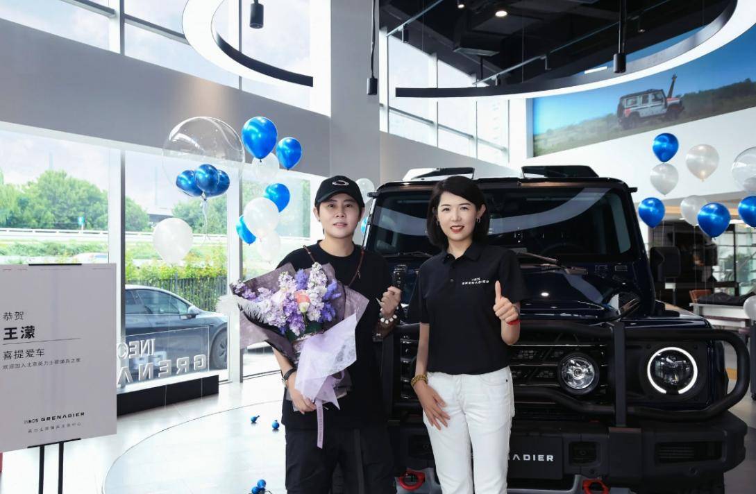 68岁葛优买80万越野车，与美女亲切合影，打扮年轻精神佳