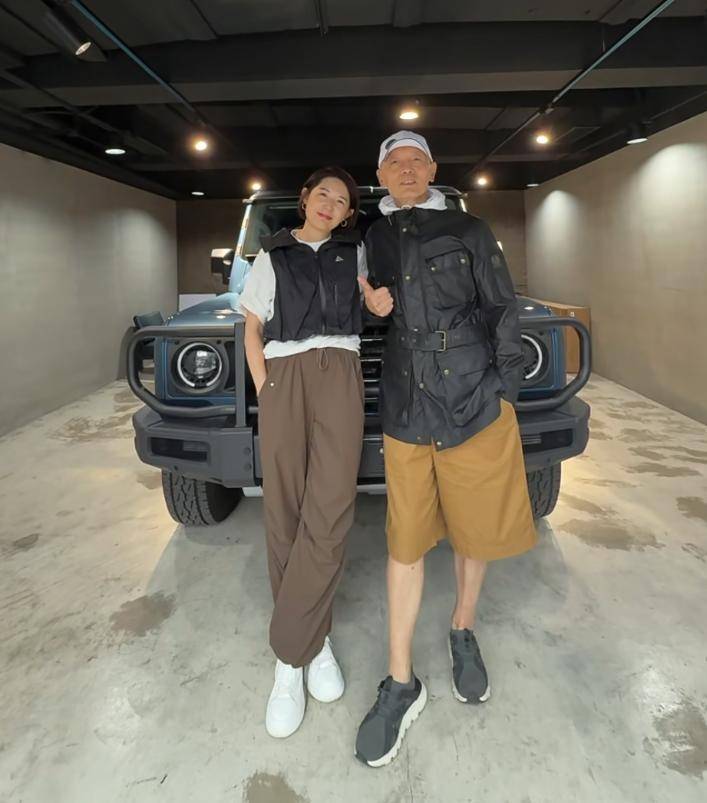 68岁葛优买80万越野车，与美女亲切合影，打扮年轻精神佳