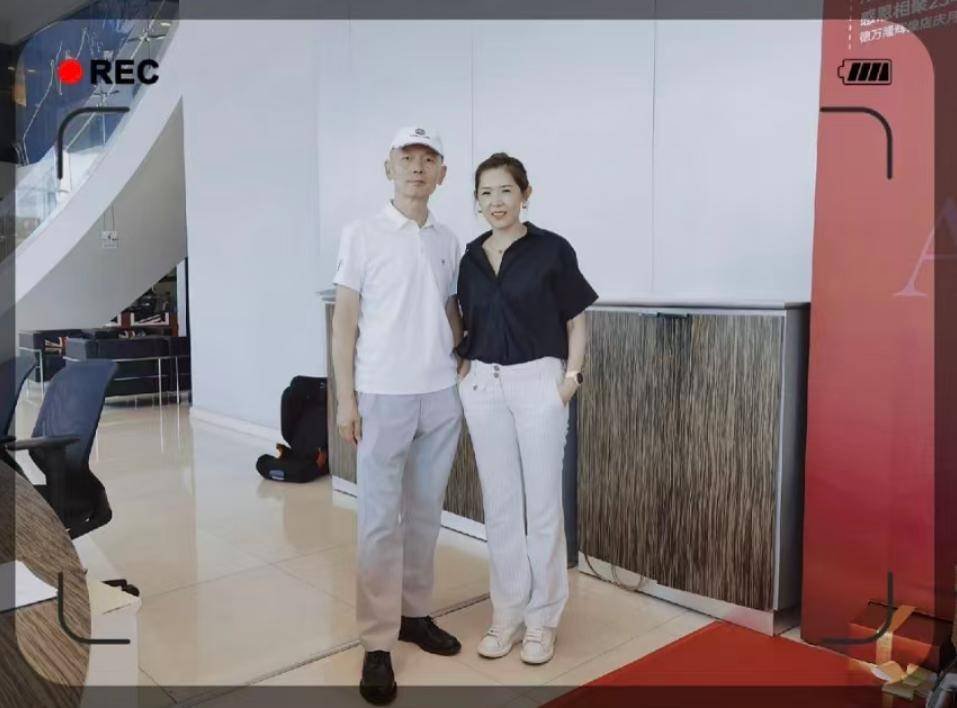 68岁葛优买80万越野车，与美女亲切合影，打扮年轻精神佳