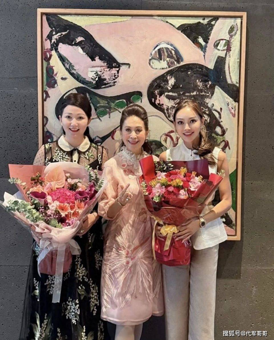 离婚5年后，魏骏杰前妻过38岁生日，戴名表金链打扮富贵生活惬意