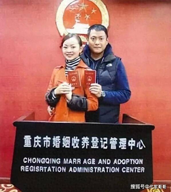 离婚5年后，魏骏杰前妻过38岁生日，戴名表金链打扮富贵生活惬意