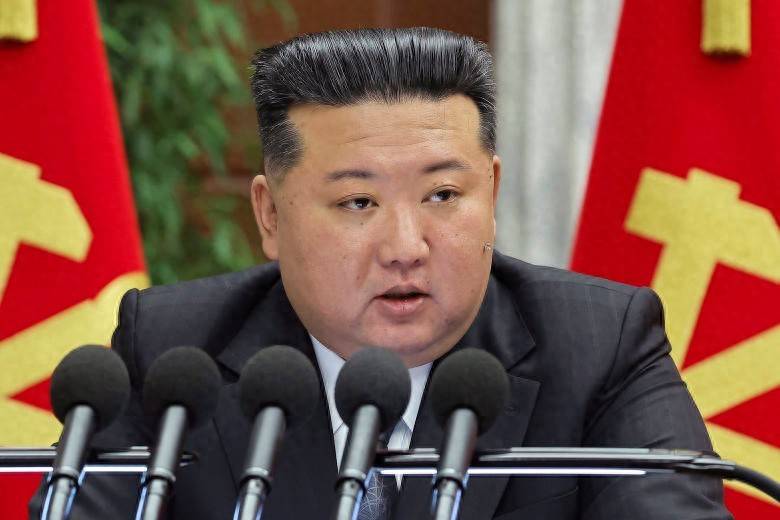 金正恩出席九三阅兵，带来俄罗斯最需要的东西，普京真该谢谢中国！