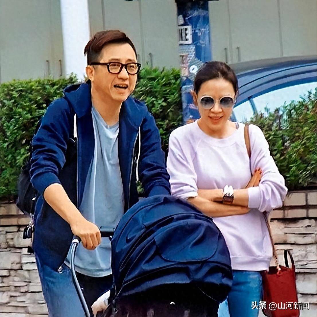 庾澄庆接女儿放学，他隔着栅栏踮着脚拼命找女儿，7岁儿子罕露面