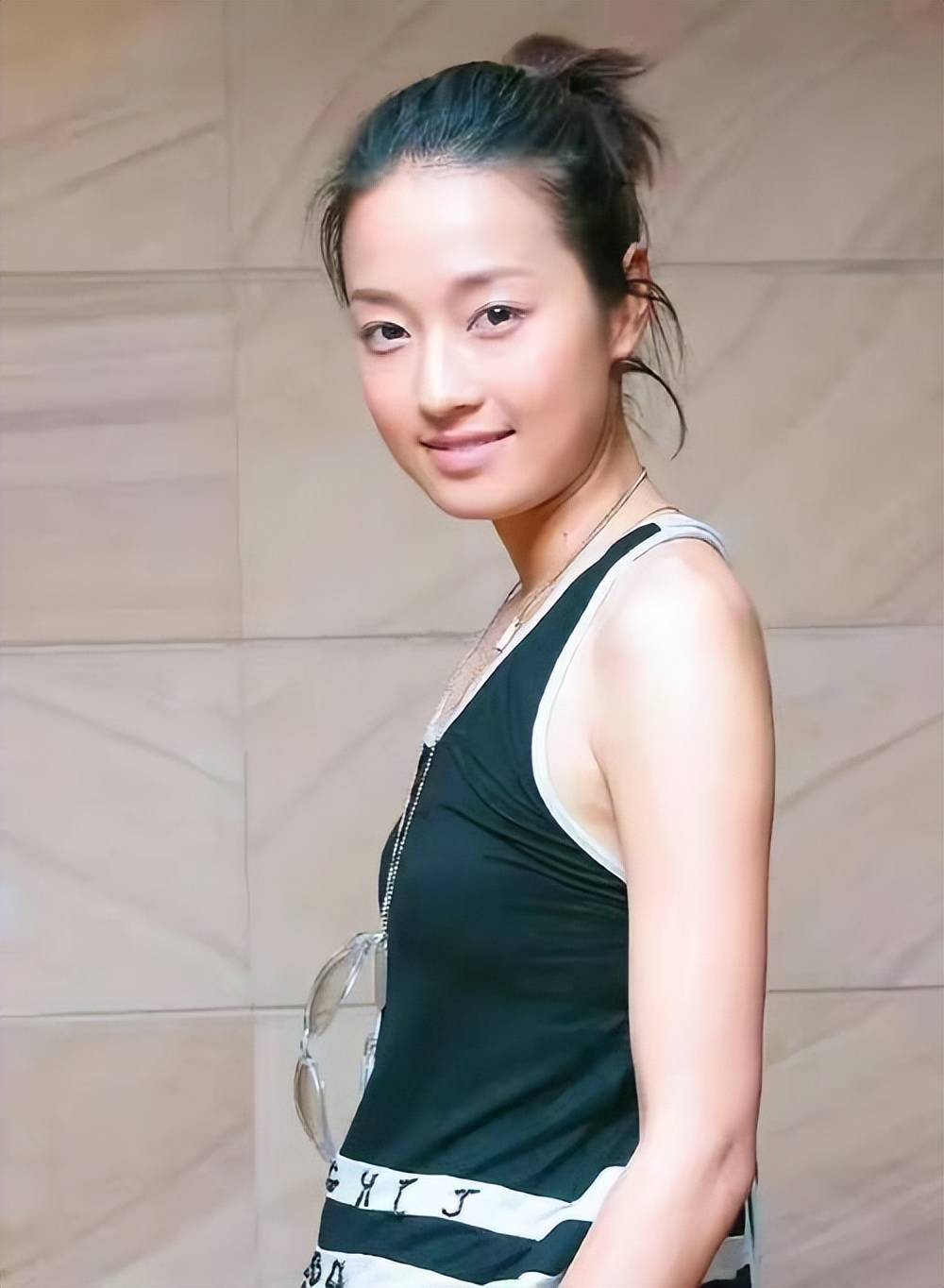 面相变了！49岁的马伊琍眼里的光消失了，王菲说果然没错