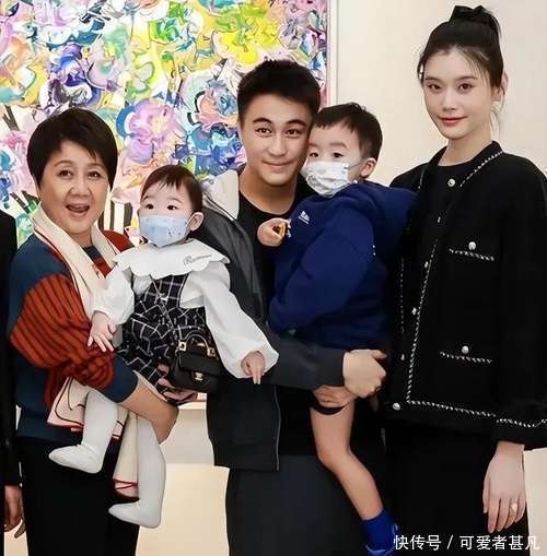 奚梦瑶接娃放学，大儿子正脸曝光，遗传妈妈好基因，又高又帅