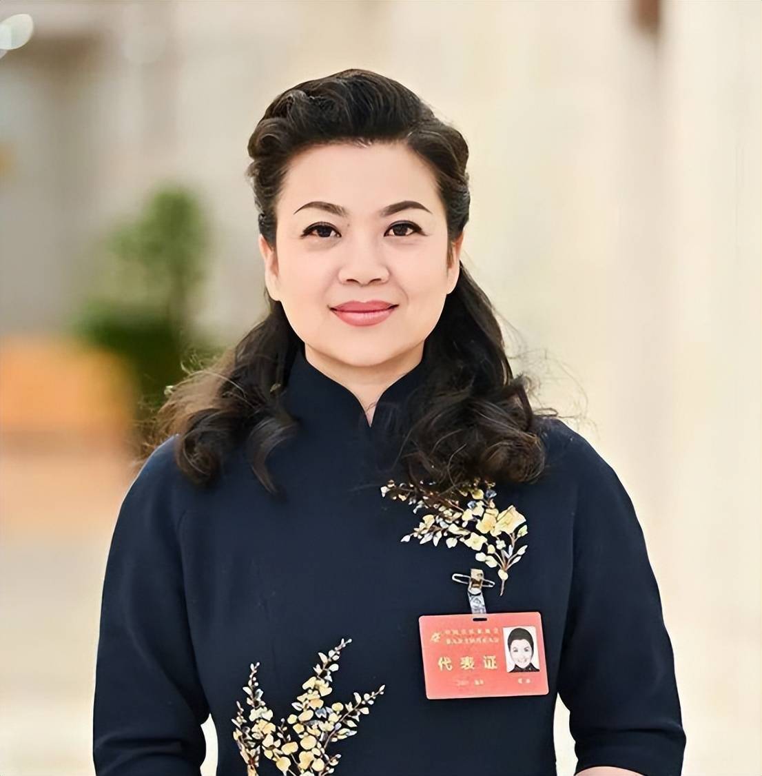连登27次春晚的民歌天后，为劳改犯未婚未育，57岁与男闺蜜相伴