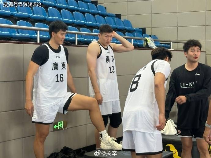 原创             这才是大结局阵容？广东全运男篮亮相：“黑白矮”合体 李炎哲领衔豪华内线