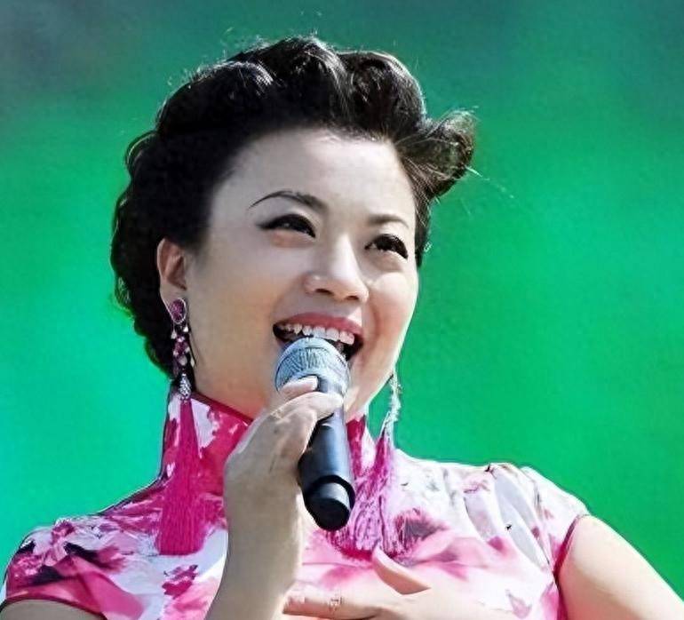 连登27次春晚的民歌天后，为劳改犯未婚未育，57岁与男闺蜜相伴