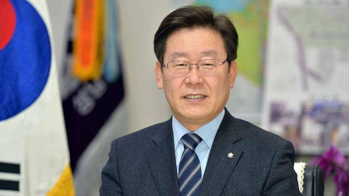 韩国总统不装了？见完特朗普后，李在明撕下伪装，宣布不再对华保持特殊关系，外交部回应意味深长