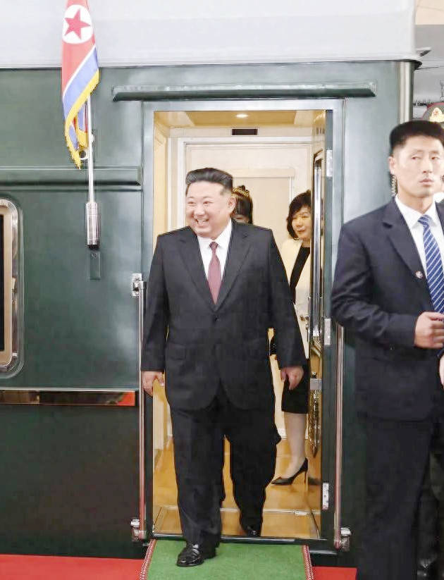 金正恩携女儿访华，女儿穿搭黑色西装太飒，脸蛋肉嘟嘟的很可爱