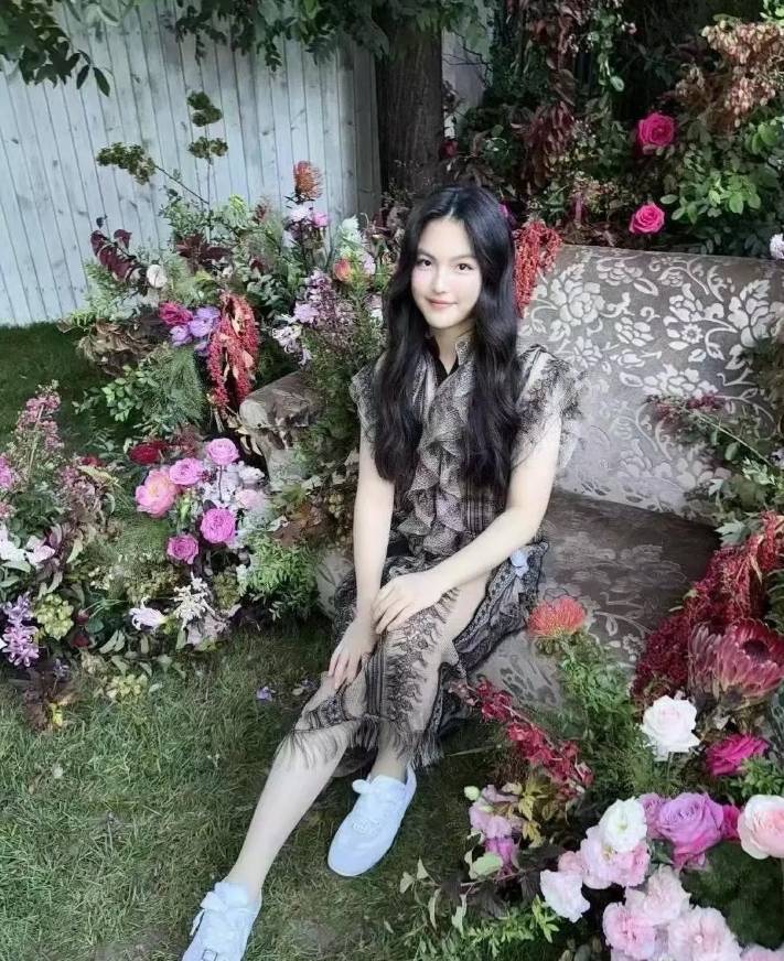 王诗龄开学王岳伦送机！穿学院风显腿短衣品不如爸爸，瘦出尖下巴