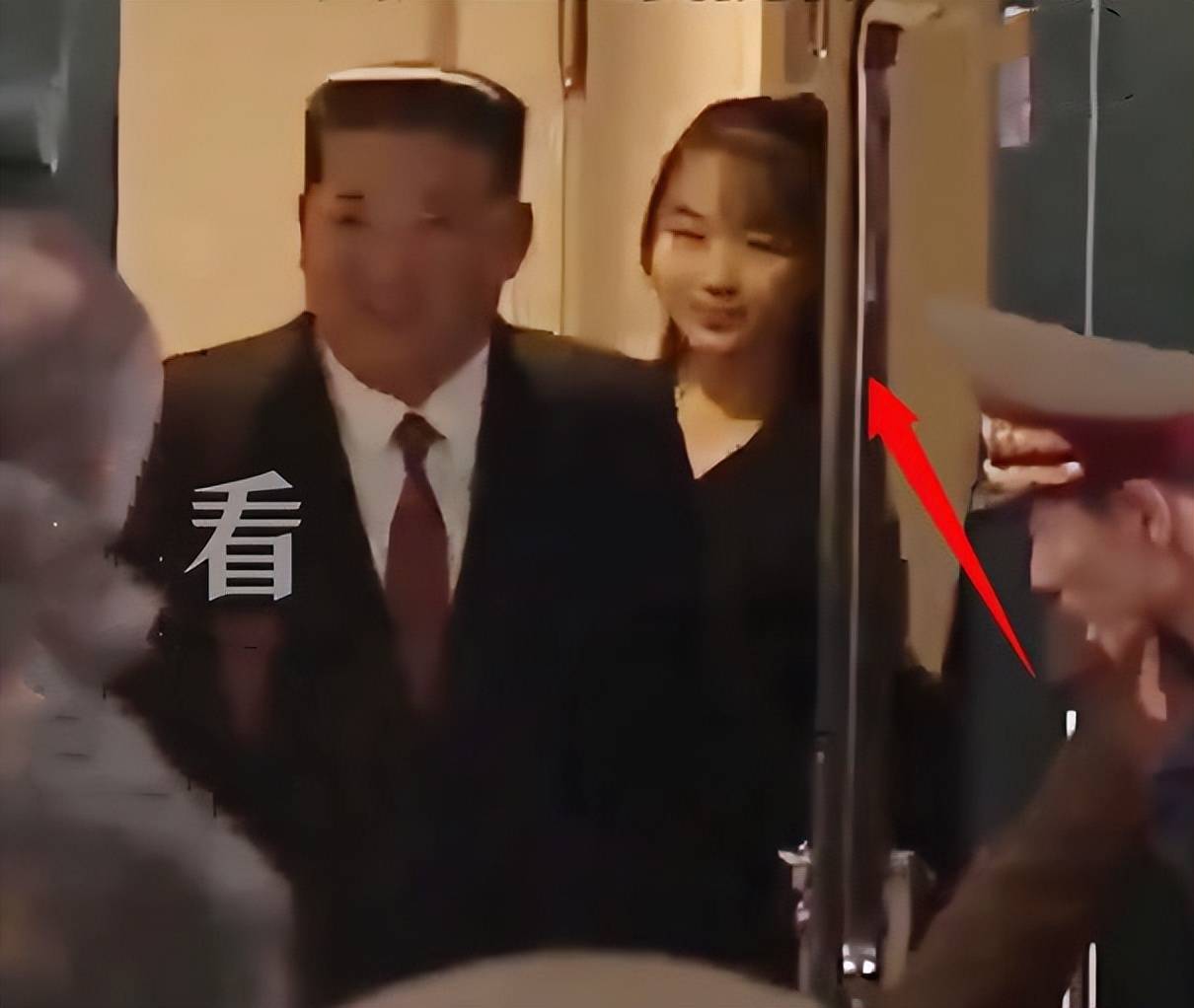 金正恩携女儿访华，女儿穿搭黑色西装太飒，脸蛋肉嘟嘟的很可爱