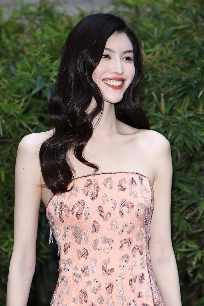 超模何穗疑似退圈！曝和陈伟霆恋爱，晒泳装照被传怀孕