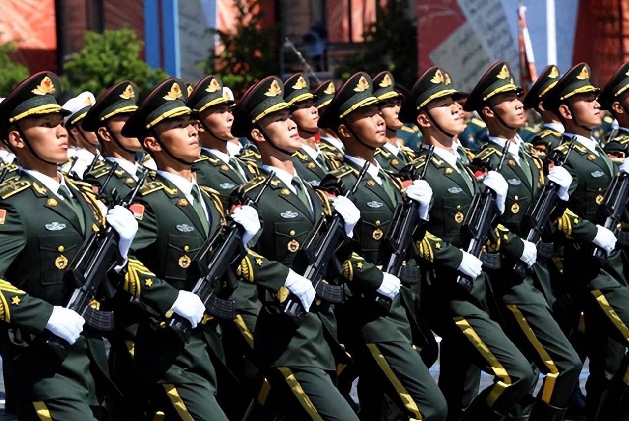 一开口就赢了全场！九三阅兵解说员揭晓，原来是他们两位，都是央视知名主持人，颜值才华气质并存
