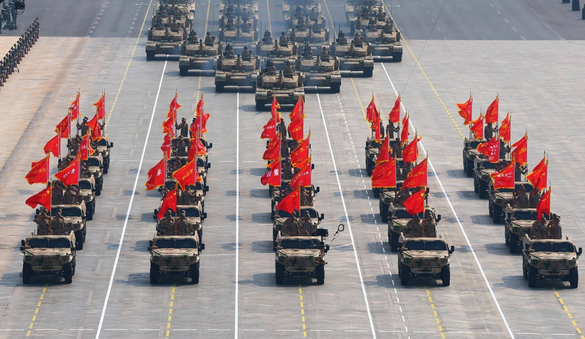 一开口就赢了全场！九三阅兵解说员揭晓，原来是他们两位，都是央视知名主持人，颜值才华气质并存