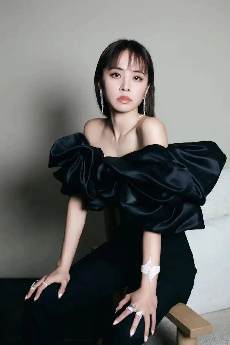 蔡依林“爱国人设”崩塌？九三阅兵沉默不回应，九三后狂买热搜
