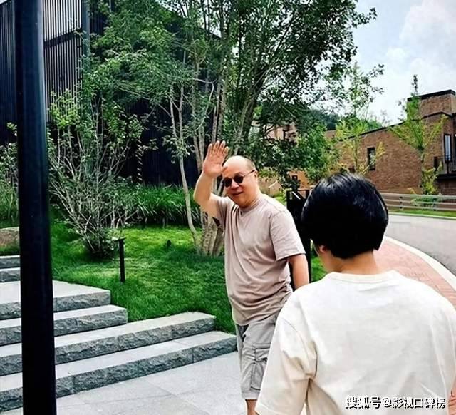 55岁窦唯已迁居阿那亚多年，骑电动车，买菜砍价，生活过得惬意
