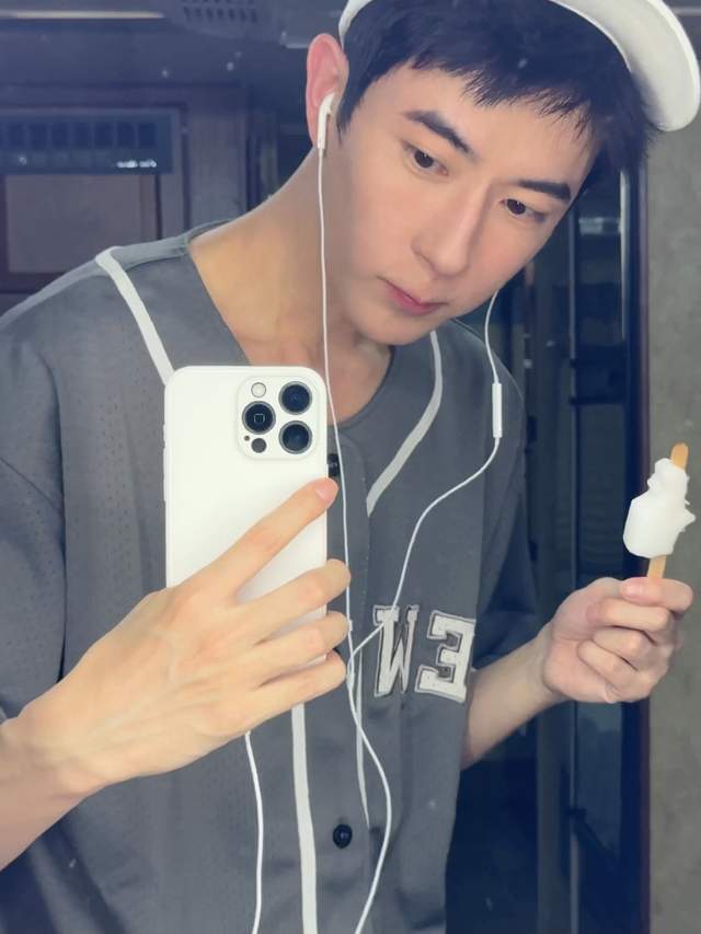 于朦胧深夜坠楼，兜里两块劳力士，知情人透内幕，阿姨吓得报警